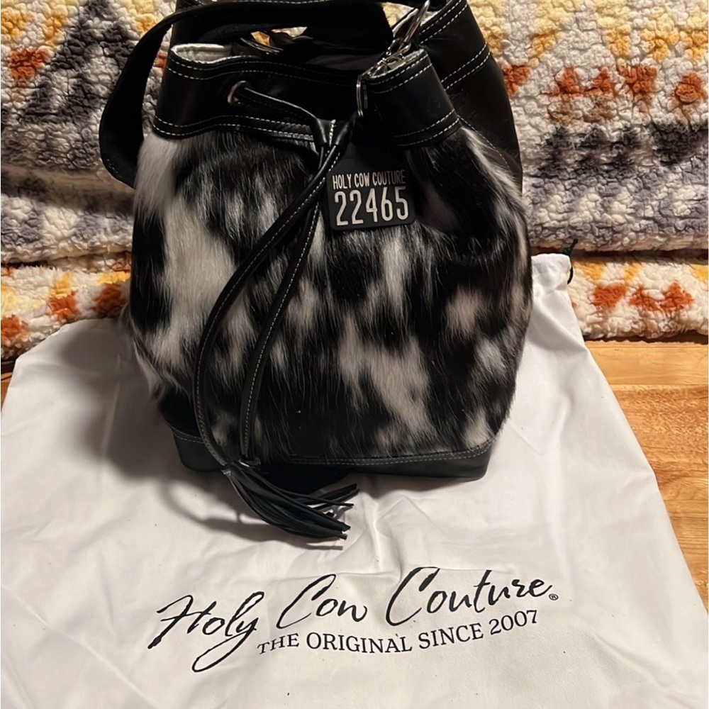 Elegant Black and White Shoulder Bag with Timeless Style